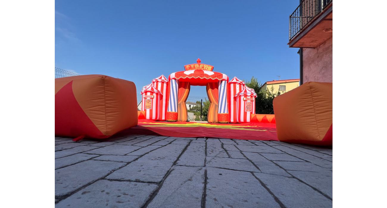 Inflable decoratiu de pista de circ per a esdeveniments i festes temàtiques